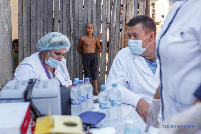 Ромов вакцинируют на Закарпатье 03