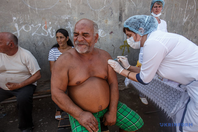 Ромов вакцинируют на Закарпатье 06