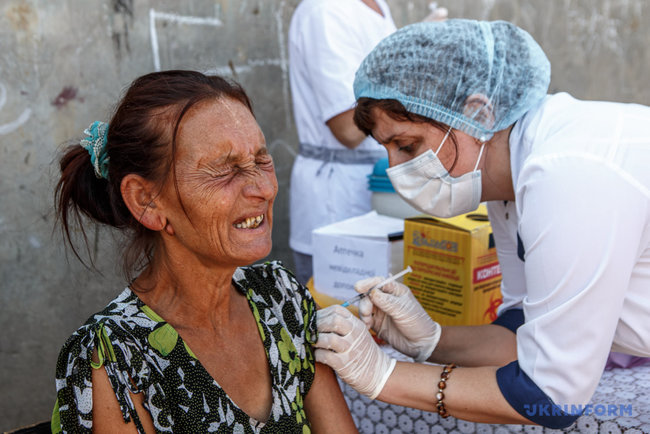 Ромов вакцинируют на Закарпатье 07