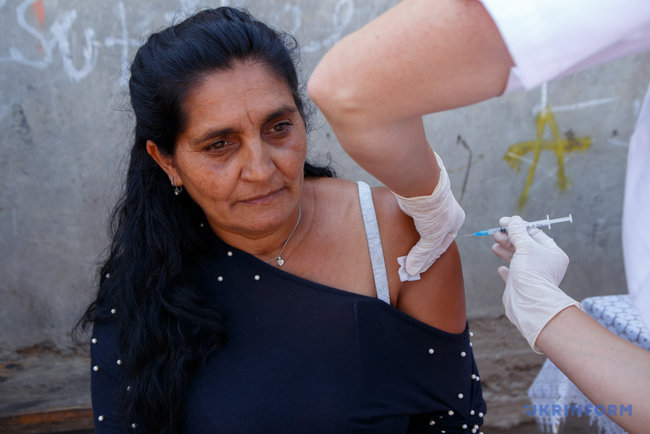 Ромов вакцинируют на Закарпатье 08