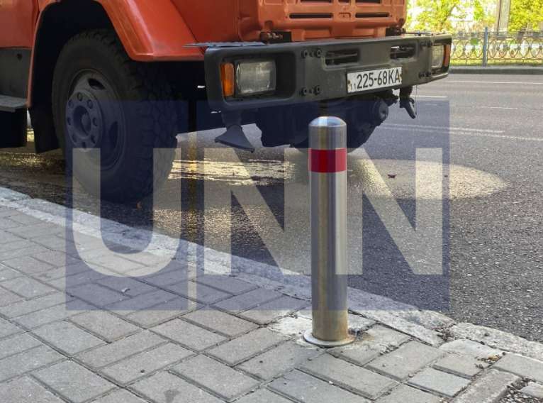 Городские службы устанавливали столбики dqxikeidqxiqqeant