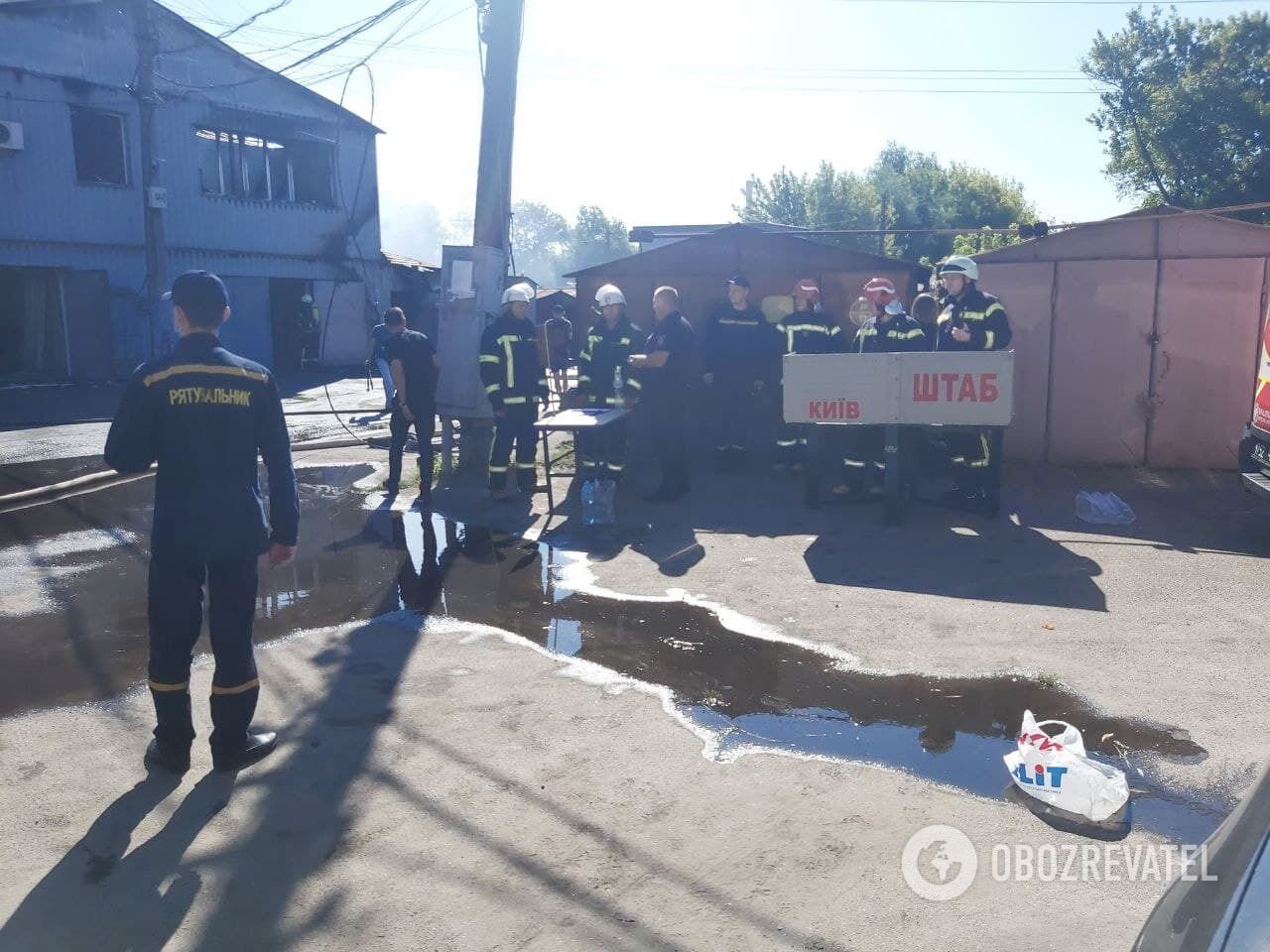 Спасатели на месте пожара.