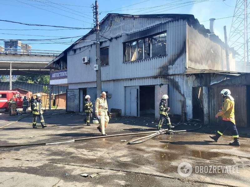 Огонь уничтожил автосервис и мойку.