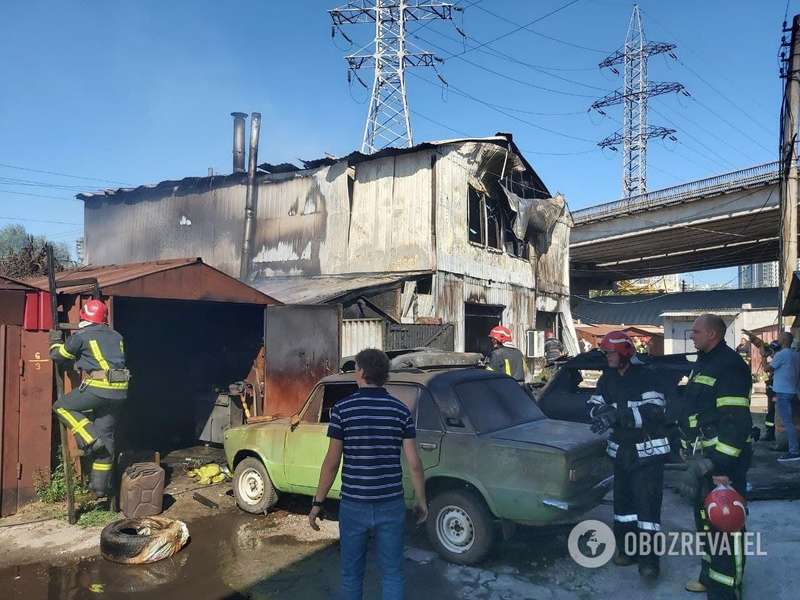 Машины стояли в гаражах.