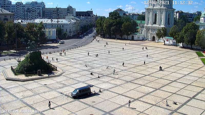 Уборка площади практически закончилась.