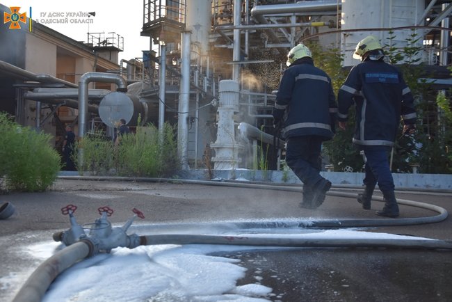 На территории завода Лукойл в Одессе дотла сгорели шесть автомобилей, - ГСЧС 04 На территории завода Лукойл в Одессе дотла сгорели шесть автомобилей, - ГСЧС 04