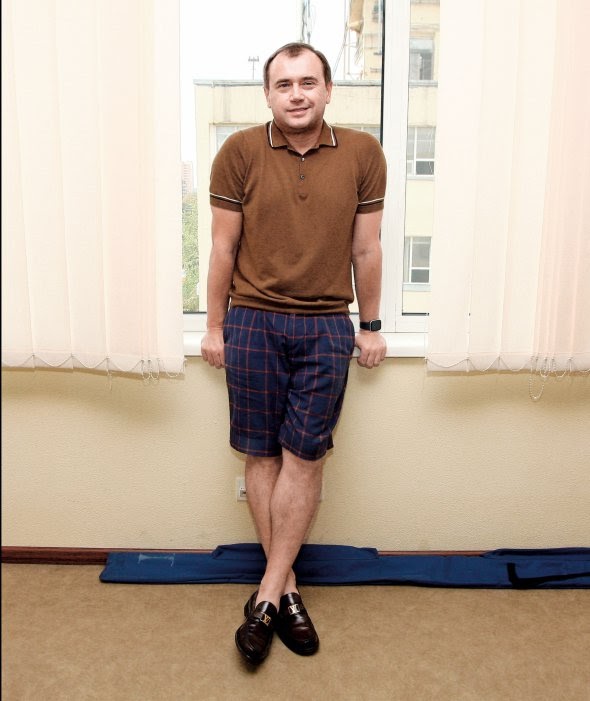 Алекс ЛІССІТСА, 47 років, бізнесмен, експерт з аграрної економіки. Народився 23 квітня 1974-го в селі Тельне Корюківського району Чернігівської області. Батьки працювали в колгоспі. Закінчив Національний університет біоресурсів і природокористування України. А також університет Гумбольдта в Німеччині. Працював в Інституті аграрного розвитку країн Центральної та Східної Європи в німецькому Галле. Створив Український клуб аграрного бізнесу. Генеральний директор ”Індустріальної молочної компанії”. Підприємство котирується на Варшавській фондовій біржі, обробляє 123,9 тисячі гектарів землі на Полтавщині, Сумщині й Чернігівщині, має елеваторні потужності 550 тисяч тонн. Разом із колишнім міністром Кабінету міністрів Дмитром Дубілетом створив онлайн-платформу з продажу землі dobrozem.com.ua. Справжнє ім’я – Олексій Лисиця. Через особливості оформлення закордонних паспортів у ранні пострадянські часи став Алексом Ліссітсею. Так транслітерували з російської на французьку мову. Серед улюблених справ – походи на довгі дистанції. Пройшов дорогою святого Якова – 780 кілометрів із Франції через Іспанію – за 28 днів. Про родину не розповідає dqxikeidqxitkant