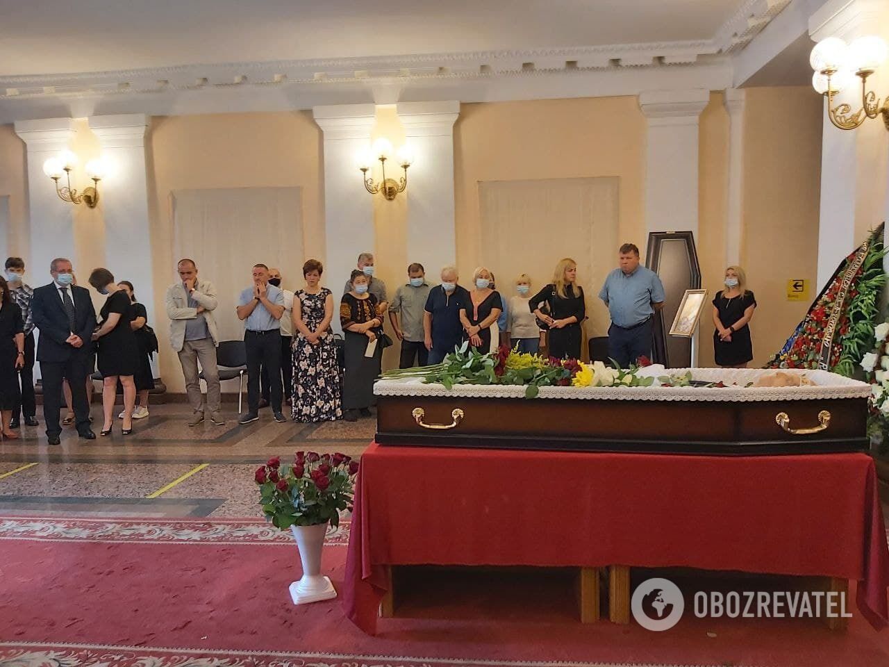 Близкие и друзья пришли провести его в последний путь.