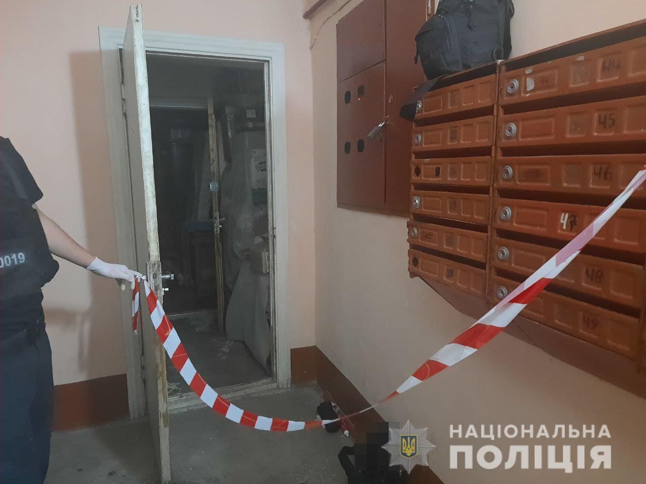 Мужчина зарубил бывшую жену и дочь ночью в квартире