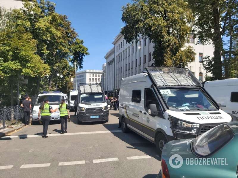 К месту событий привезли автозаки