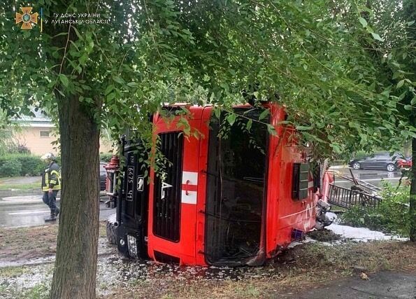 Перевернутый автомобиль пожарных.