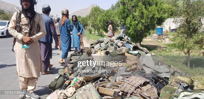 Брошенная экипировка афганских солдат на улице Кабула 01 dqxikeidqxitkant