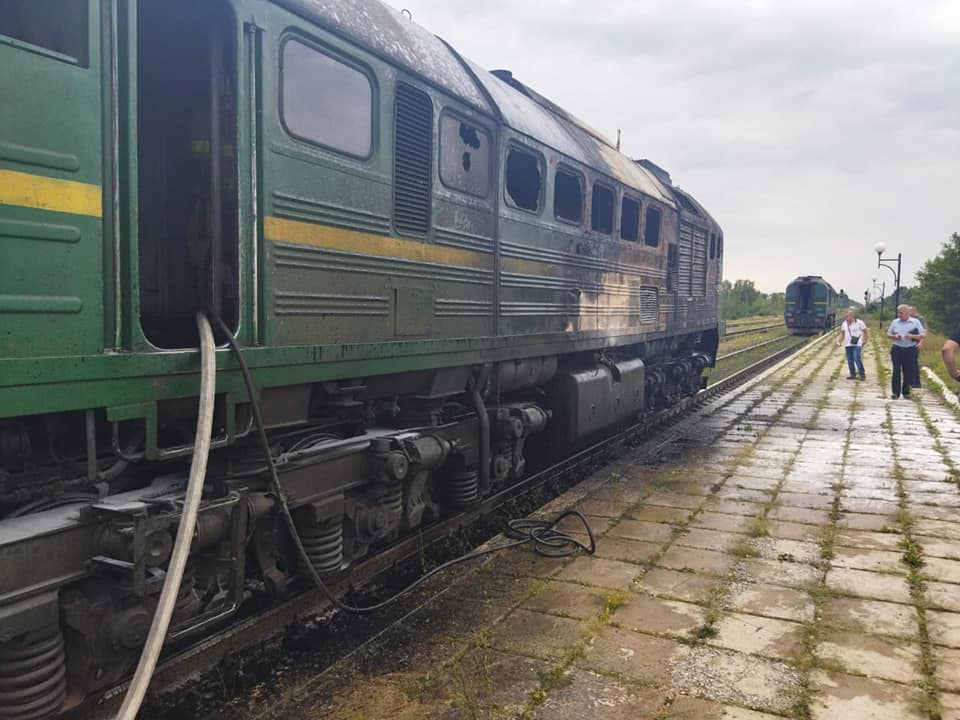 Под Ровно прямо на ходу загорелся поезд: первые кадры с места ЧП