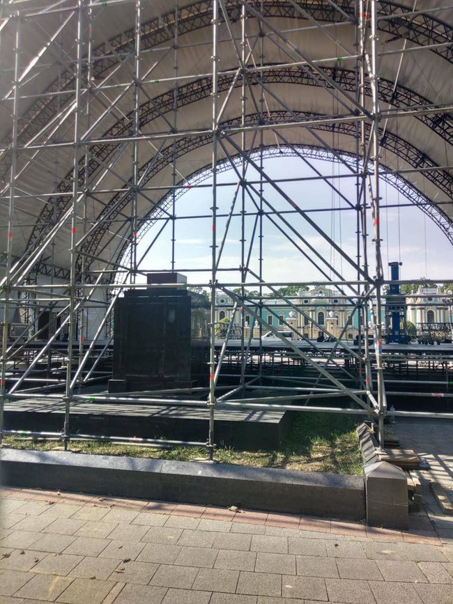 В Мариинском парке установили сцену на месте массовых захоронений участников Украинской революции 01 dqxikeidqxiqqeant