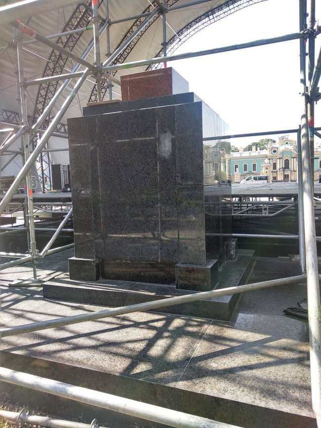 В Мариинском парке установили сцену на месте массовых захоронений участников Украинской революции 03