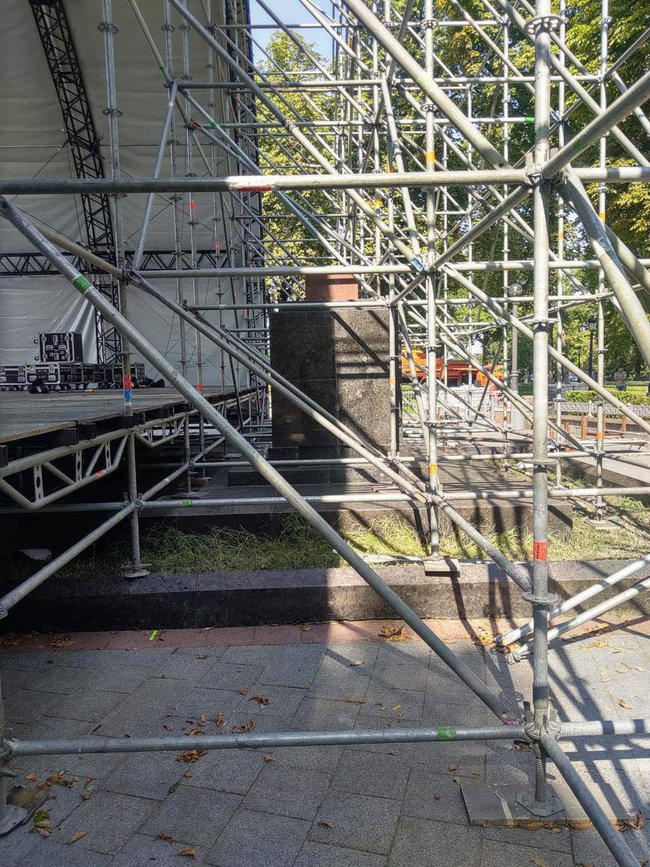 В Мариинском парке установили сцену на месте массовых захоронений участников Украинской революции 04