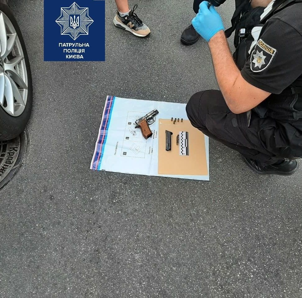 Показал полиции оружие: в Киеве в районе репетиции парада задержали мужчину dqxikeidqxitkant