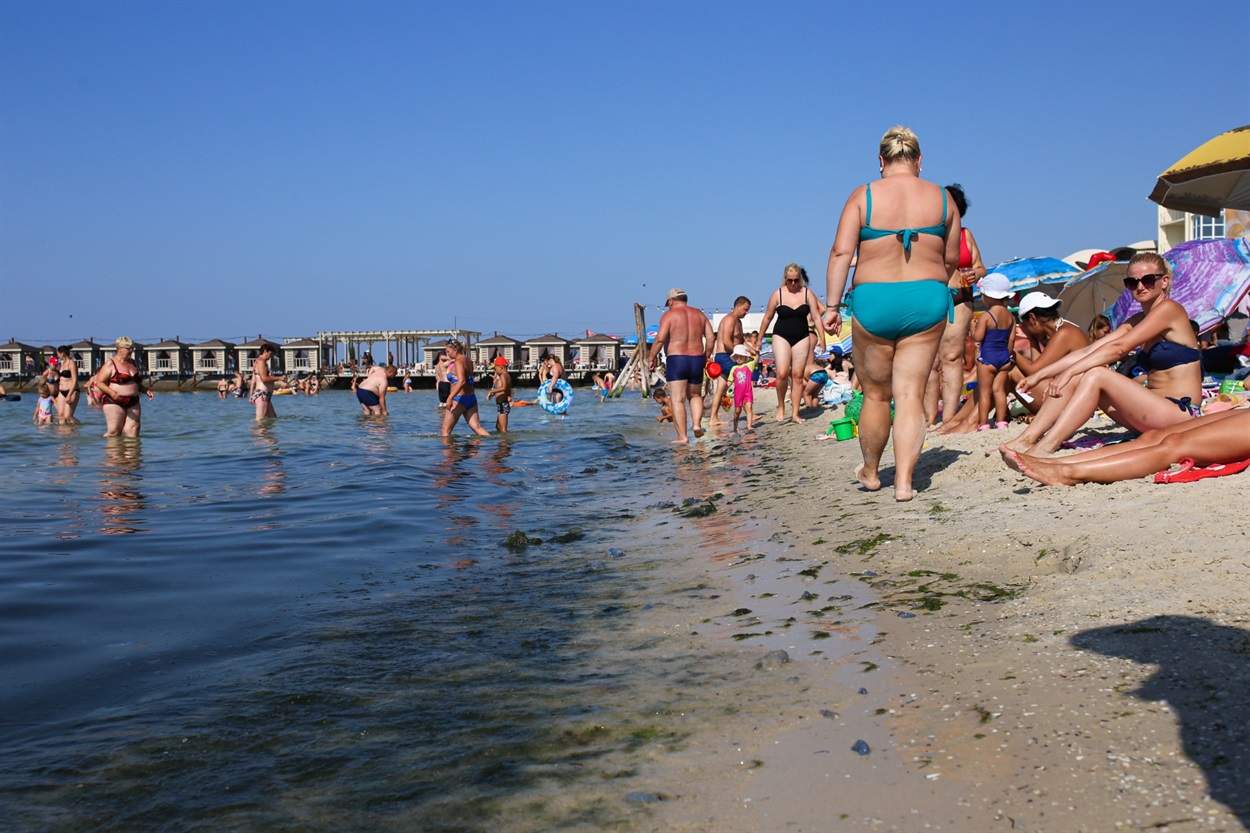Багатолюдний пляж в Залізному порту Багатолюдний пляж в Залізному порту