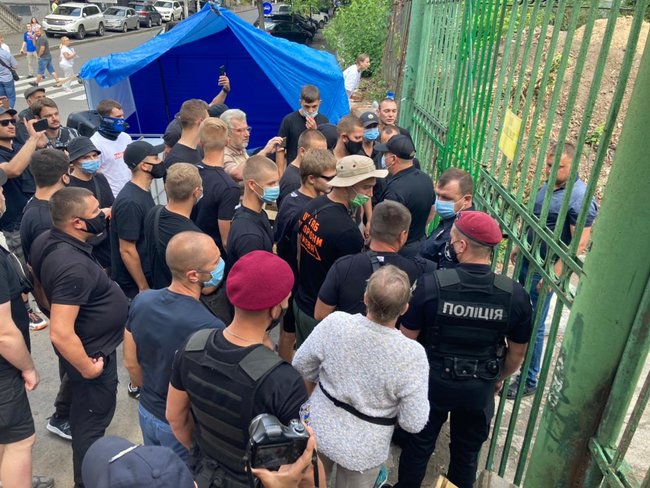 Активисты-защитники усадьбы Барбана перекрыли дорогу возле Львовской площади в Киеве 02 Активисты-защитники усадьбы Барбана перекрыли дорогу возле Львовской площади в Киеве 02 dqxikeidqxiqqeant