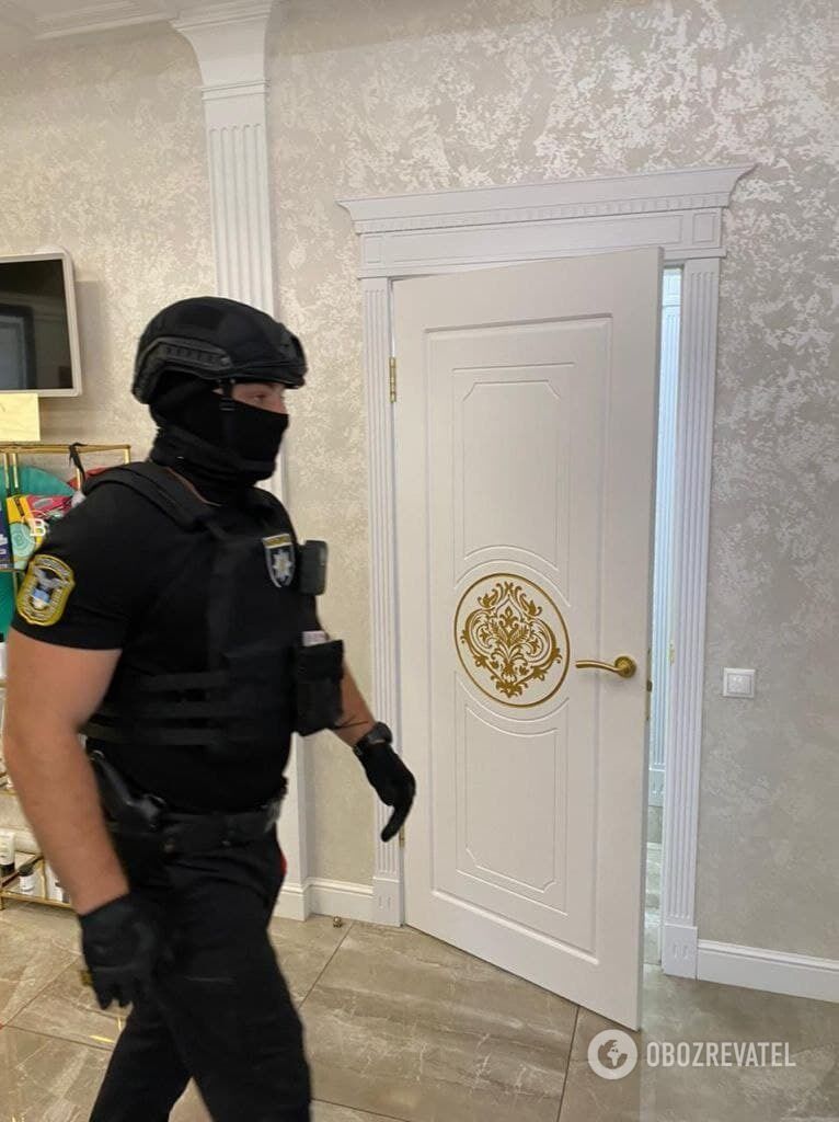 Правоохранители наведались в салон со следственными действиями