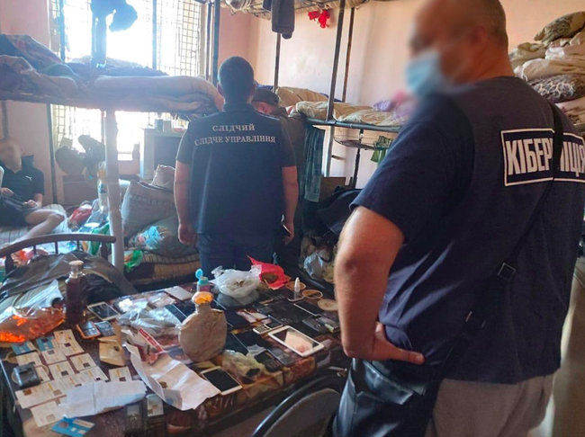 Заключенные из СИЗО украли 18 млн грн с банковских карт 01 dqxikeidqxitkant