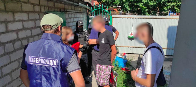 Заключенные из СИЗО украли 18 млн грн с банковских карт 03