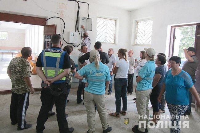 Жители села на Хмельнитчине хотели повалить вышку мобильной связи 03