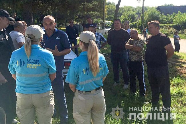 Жители села на Хмельнитчине хотели повалить вышку мобильной связи 04