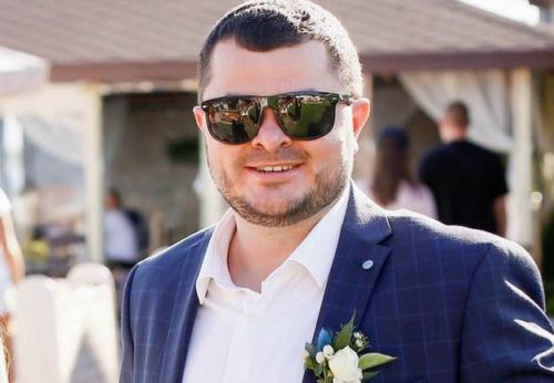 Херсонский флагшток упал "правильно", раздавив машину чиновника, ответственного за установку 1 39782 dqxikeidqxitkant