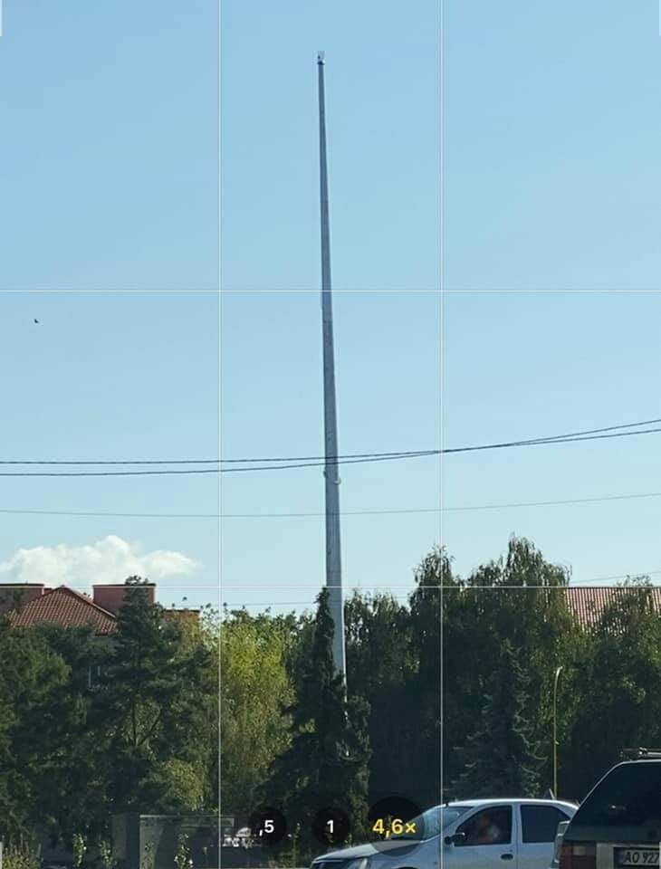 Флагшток наклонился в сторону. dqxikeidqxitkant