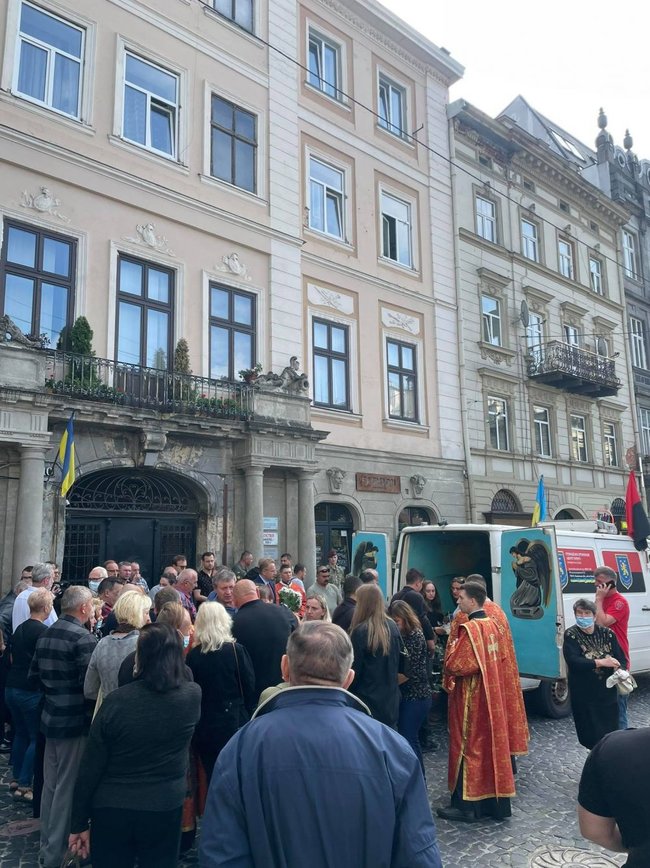 С погибшим на Донбассе украинским воином Василием Островским попрощались во Львове 04