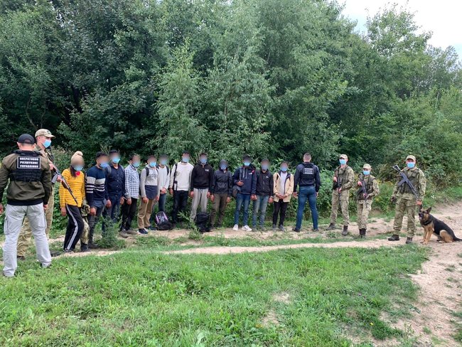 Пограничники задержали 12 нелегальных мигрантов на Закарпатье 02 dqxikeidqxiqqeant