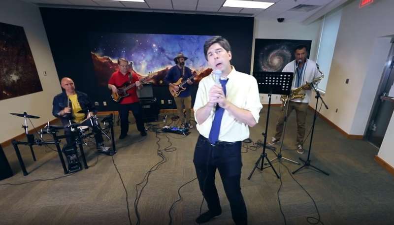 Сотрудники посольства спели песню группы Kozak System. dqxikeidqxiqqeant