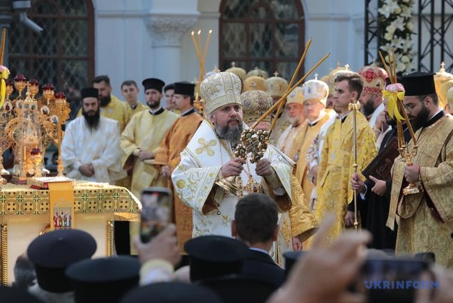 Варфоломей и Епифаний проводят литургию в Софийском соборе 16