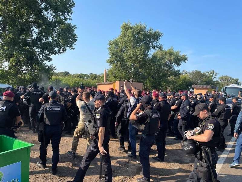 Столкновения между полицией и активистами.
