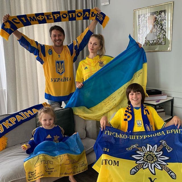 Сергей Притула умилил семейным патриотическим фото: "йой, які ви жовто-блакитні" dqxikeidqxitkant