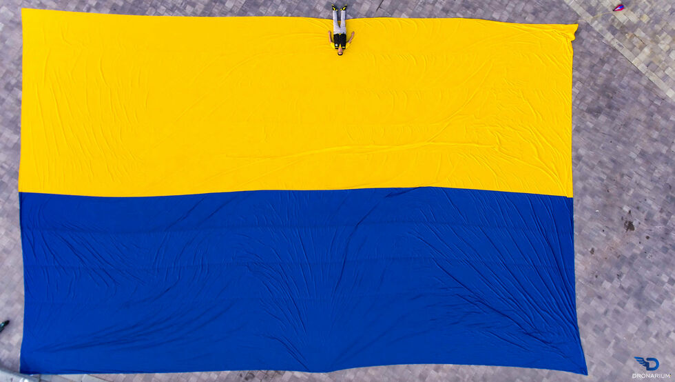 В Киеве дрон поднял в небо рекордный флаг Украины. Фоторепортаж / ГОРДОН dqxikeidqxitkant