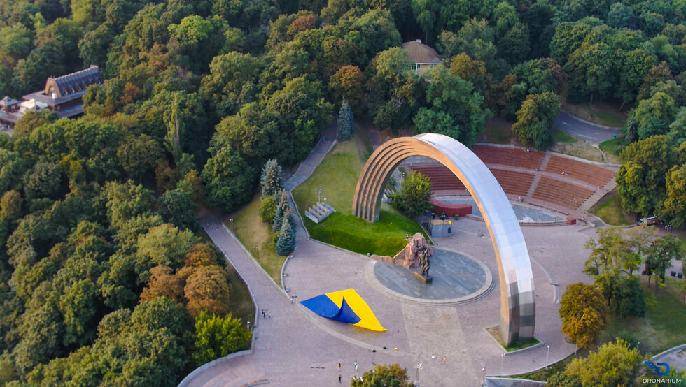 В Киеве дрон поднял в небо рекордный флаг Украины. Фоторепортаж / ГОРДОН