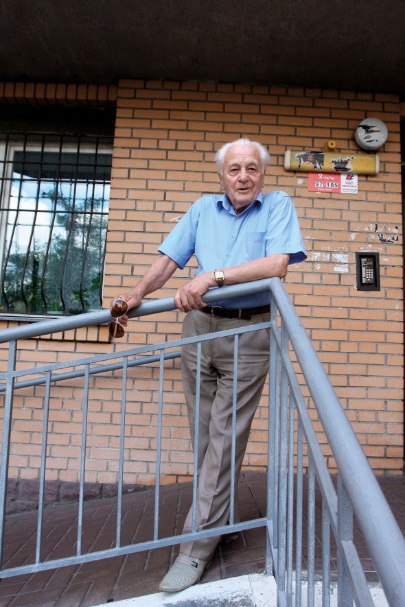 Степан ХМАРА, 83 роки, радянський політв’язень, Герой України. Народився 12 жовтня 1937-го в селі Боб’ятині Червоноградського району Львівської області. Батьки працювали в колгоспі. Навчався на стоматолога у Львівському національному медичному університеті імені Данила Галицького. Працював за спеціальністю в селищі Гірник на Львівщині. Брав участь у дисидентському русі. Поширював самвидав. Наприкінці 1971 року після арешту публіциста й літературного критика В’ячеслава Чорновола продовжив випускати ”Український вісник”. 1980-го радянська влада заарештувала й засудила до семи років ув’язнення в таборах суворого режиму та п’яти років заслання. Відбував покарання на Уралі. Там відсидів 306 діб у карцері. Один із засновників і керівників Української Гельсінської спілки. Був депутатом трьох скликань Верховної Ради. З дружиною, філологом 53-річною Роксоланою ,виховують сина Тараса, 19 років. Від першого шлюбу має двох дітей: 54-річний Роман – лікар-кардіолог, 48-річна Соломія – перекладач з англійської і французької, живе в Канаді dqxikeidqxitkant