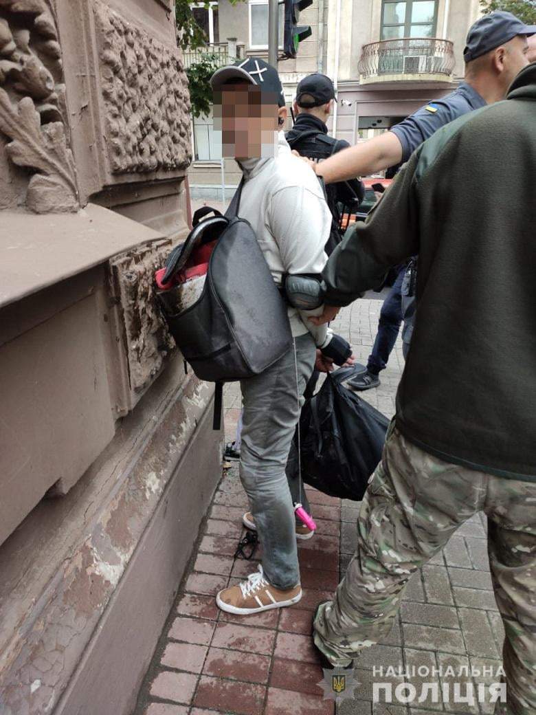 У Києві чоловік підпалив двері офісу омбудсмена та Верховного суду dqxikeidqxitkant