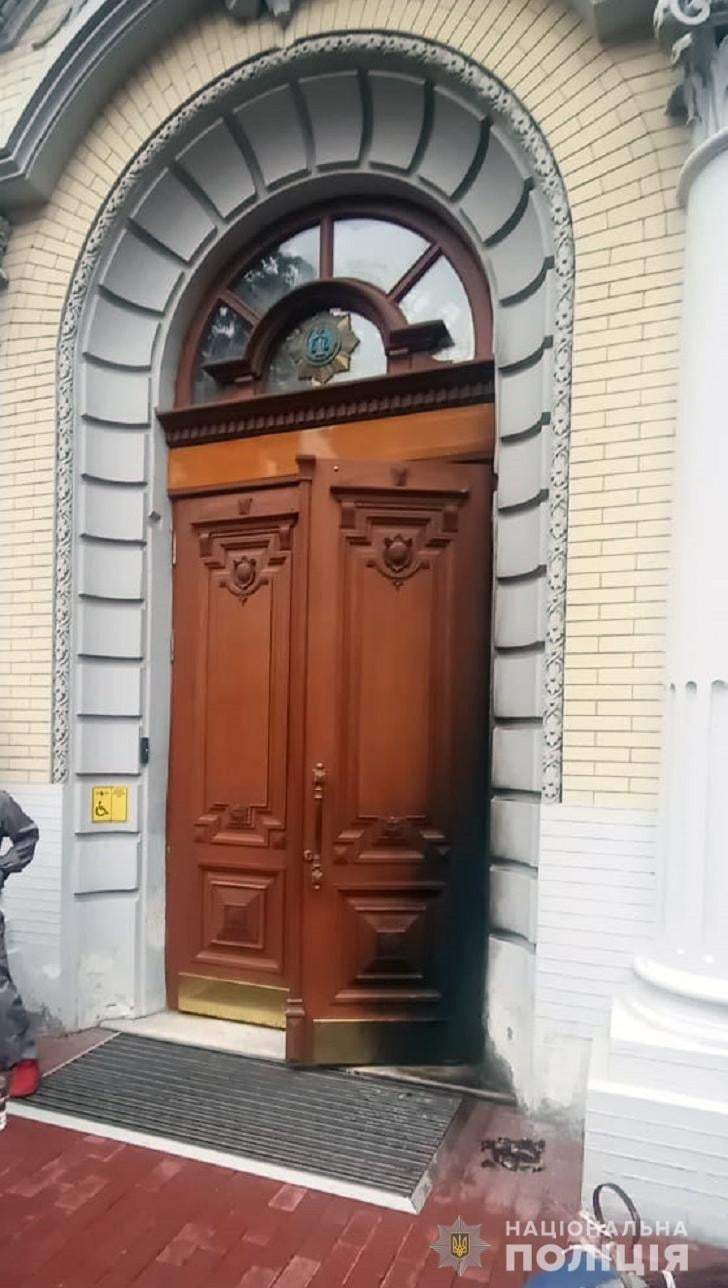 У Києві чоловік підпалив двері офісу омбудсмена та Верховного суду У Києві чоловік підпалив двері офісу омбудсмена та Верховного суду