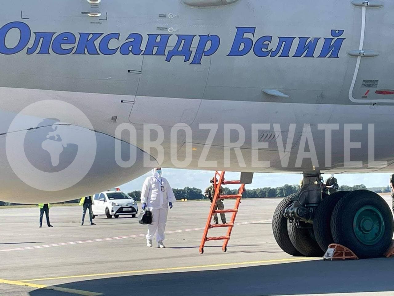 Борт встречали военные и люди в санкостюмах dqxikeidqxitkant