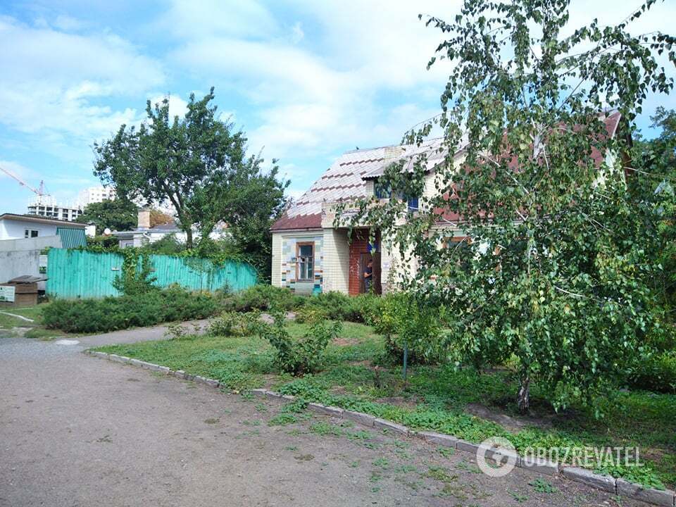 Сторожка Детского парка расположена через забор от домовладения, где пострадал маленький Андрей.