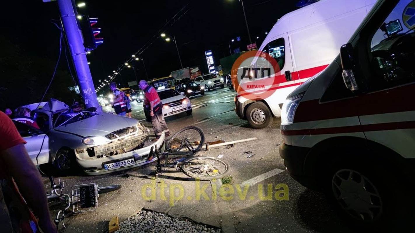 В Киеве лихач снес велосипеды и погиб, а его пассажирка убежала - фото 1 dqxikeidqxiqqeant