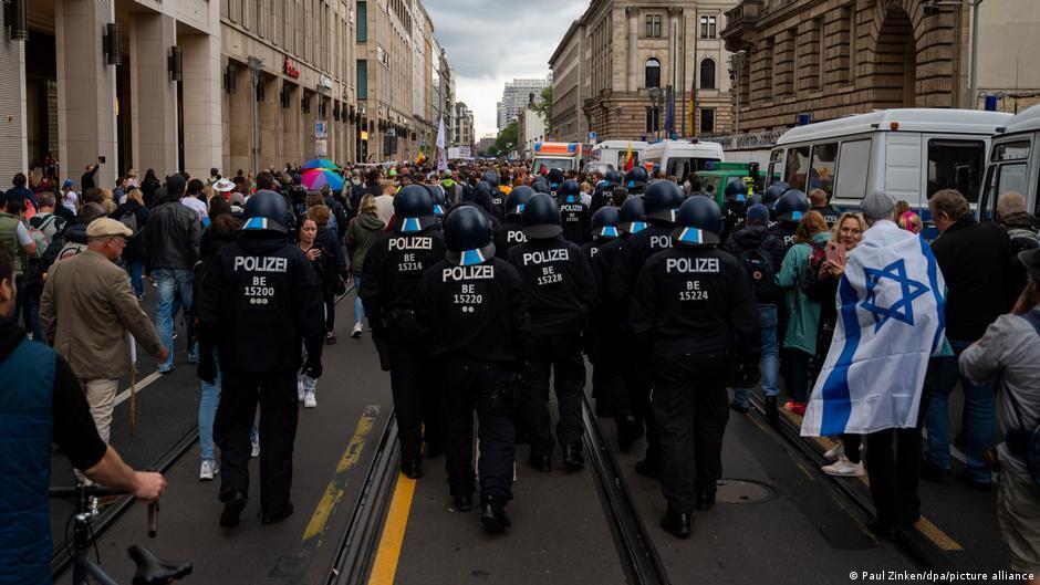 Полиция сопровождала некоторые группы демонстрантов dqxikeidqxiqqeant