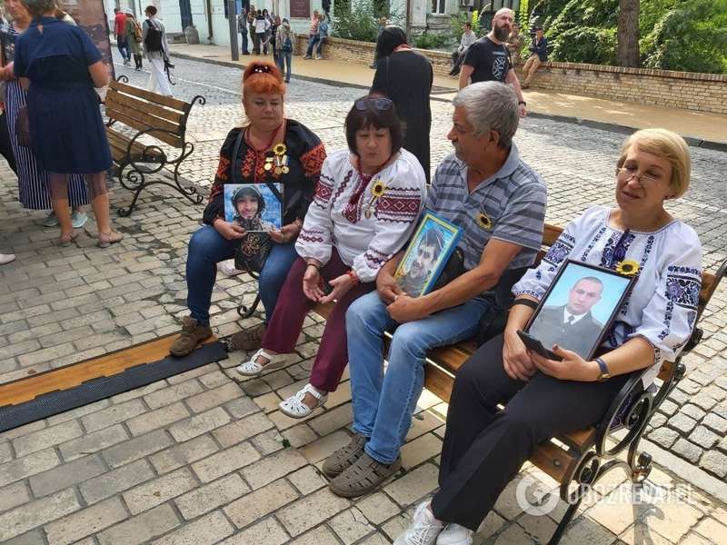 Родственники принесли фото жертв Иловайской трагедии.