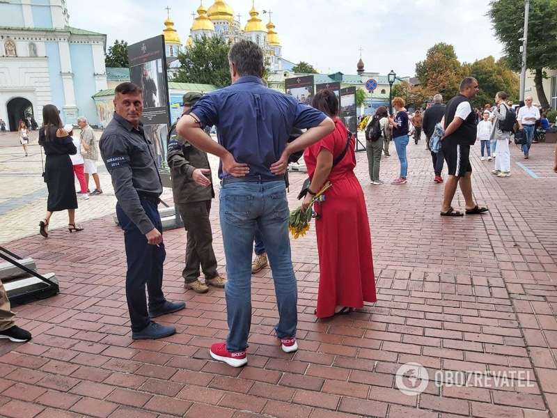 В центре столицы собралось много людей.