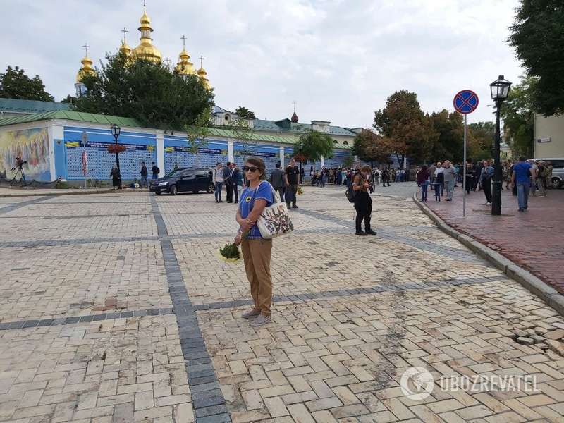 Люди пришли с цветами.