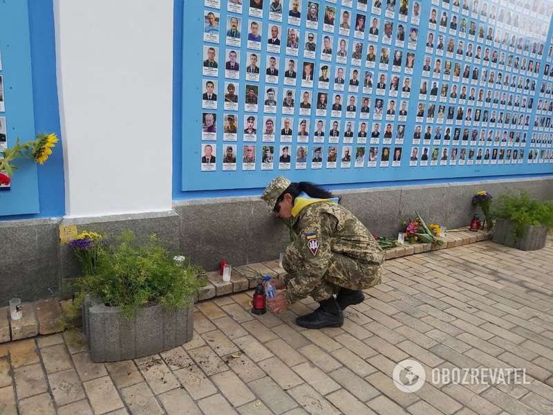 У мемориала зажгли лампадки.