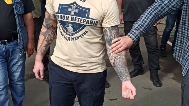 Член Нацкорпуса Кухарчук, которому вручили подозрение за акцию под ОП, порезал себе вены в знак протеста против преследования ветеранов 02 Член Нацкорпуса Кухарчук, которому вручили подозрение за акцию под ОП, порезал себе вены в знак протеста против преследования ветеранов 02